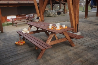 Masívny drevený pivný set so sklopnými lavicami 180 cm (morený) obr-3