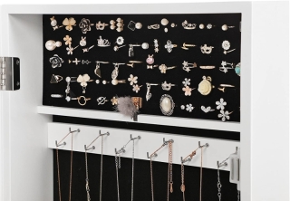 SONGMICS Závesná šperkovnica so zrkadlom biela 37 x 67 x 10 cm obr-4