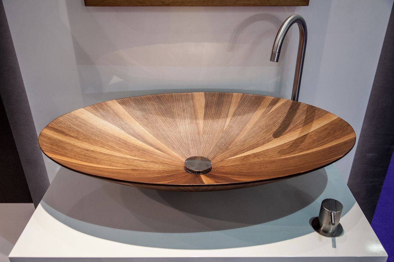 Elegantné tenké drevené umývadlo