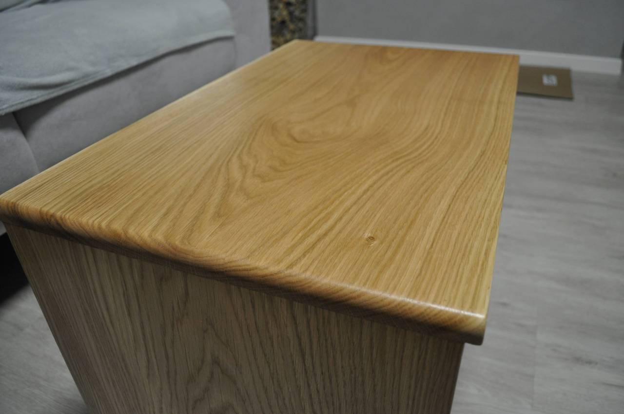 Masívny dubový stolík 
