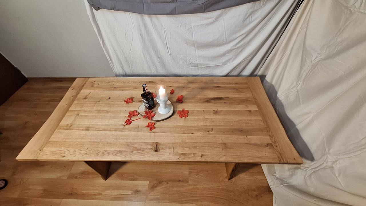 Dubovy jedálenský stôl 