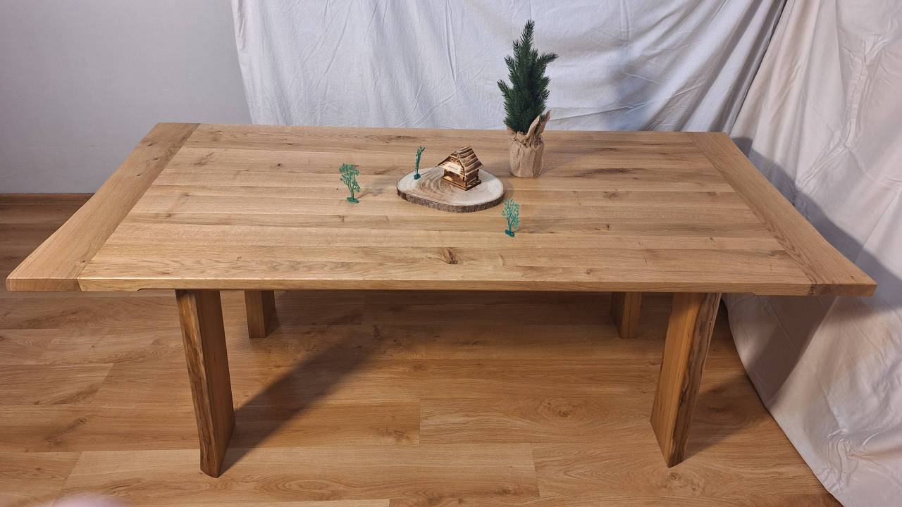 Dubovy jedálenský stôl 