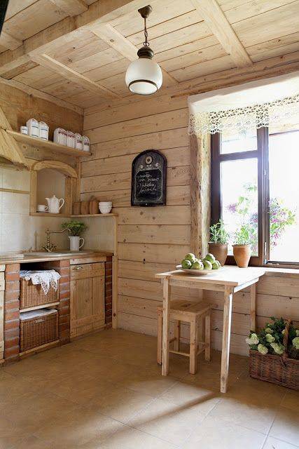 Kuchynská linka v kuchyni s drevených obkladom