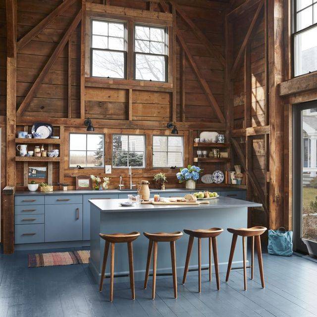 Drevený interier - Drevený interiér pre chatu či dom? Každopádne celkom vydarená kombinácia prírodného dreva a modro sivastej kuchynskej linky #kuchyna #interier 