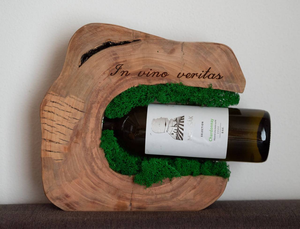 Drevená dekorácia stojan na fľašu vína