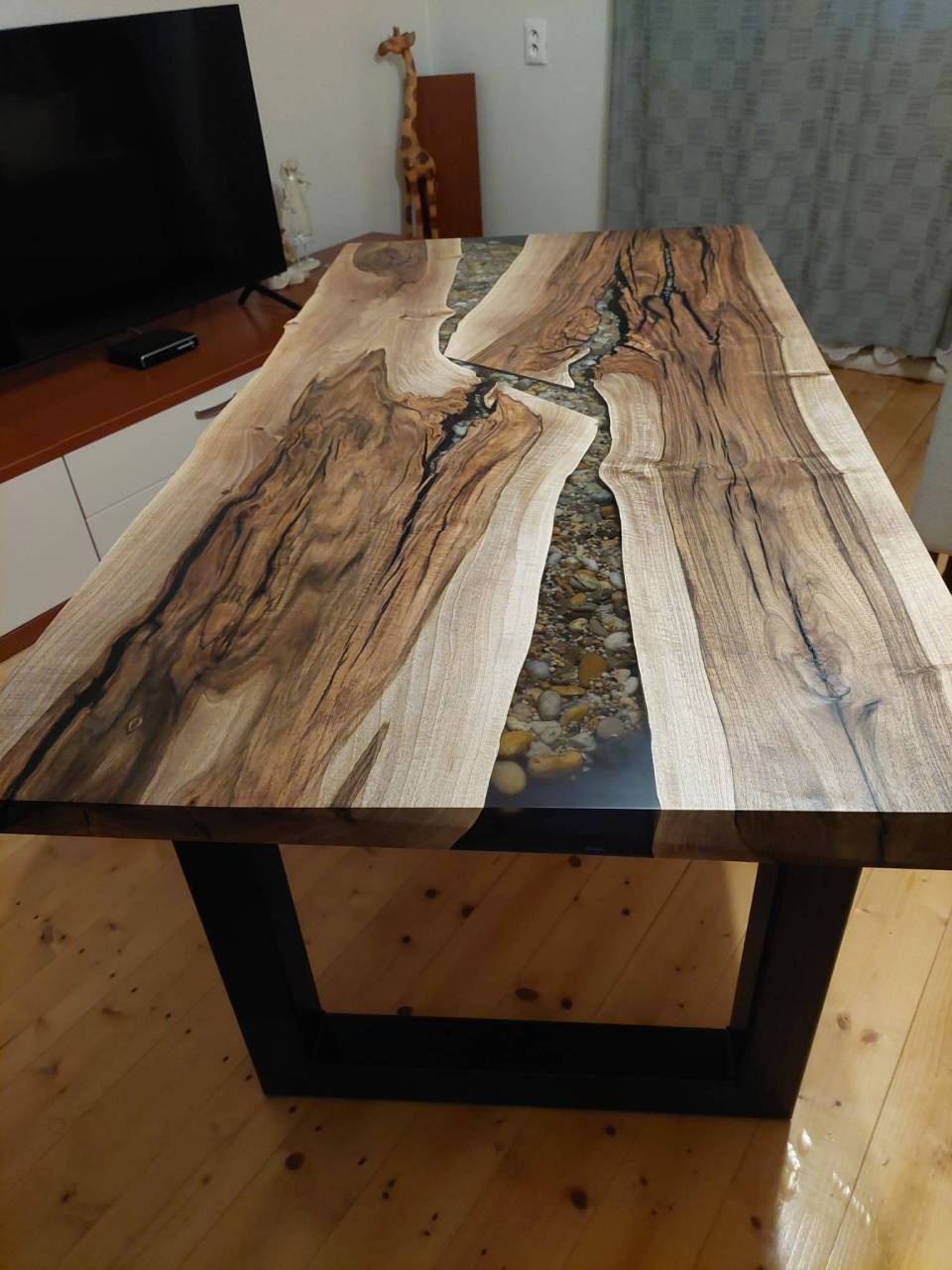 Orechový stôl s epoxidom 