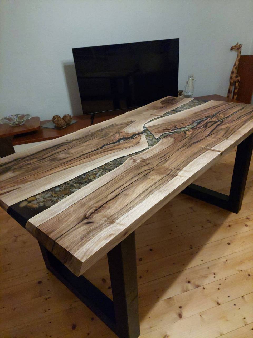 Orechový stôl s epoxidom 