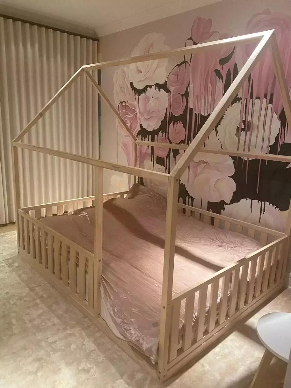 Destské postele - posteľ domček s ohrádkou