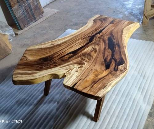 Drevený stôl doplnený epoxidovou živicou