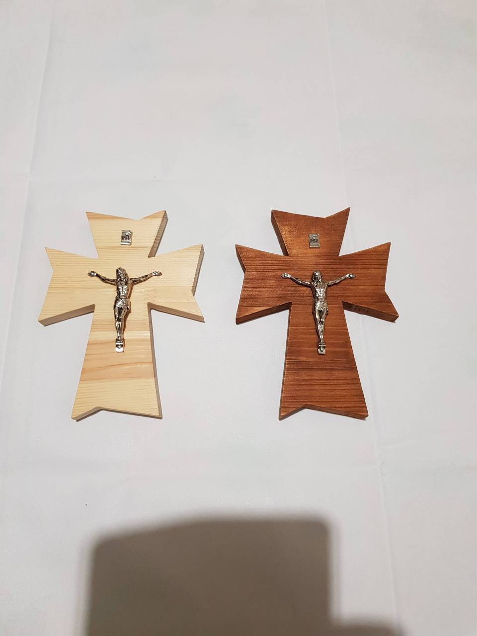 Dreveni kríž s ježiškom s INRI a srdiečkom s hacikom na zakvacenie