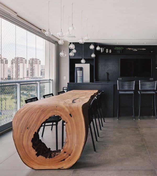 Unikátny masívny stôl s butľavou podnožou - Krásny a jedinečný drevený stôl, ktorý má na jednej strane podnož neoddelenú od stolovej dosky. Bol napílený tak, aby tvorili jeden celok.