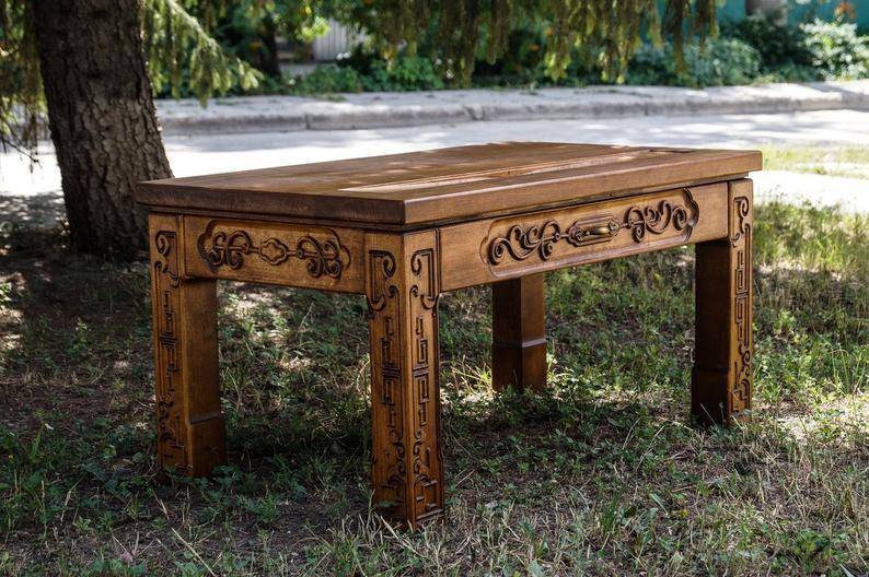 Masívny stôl s drevorezbou