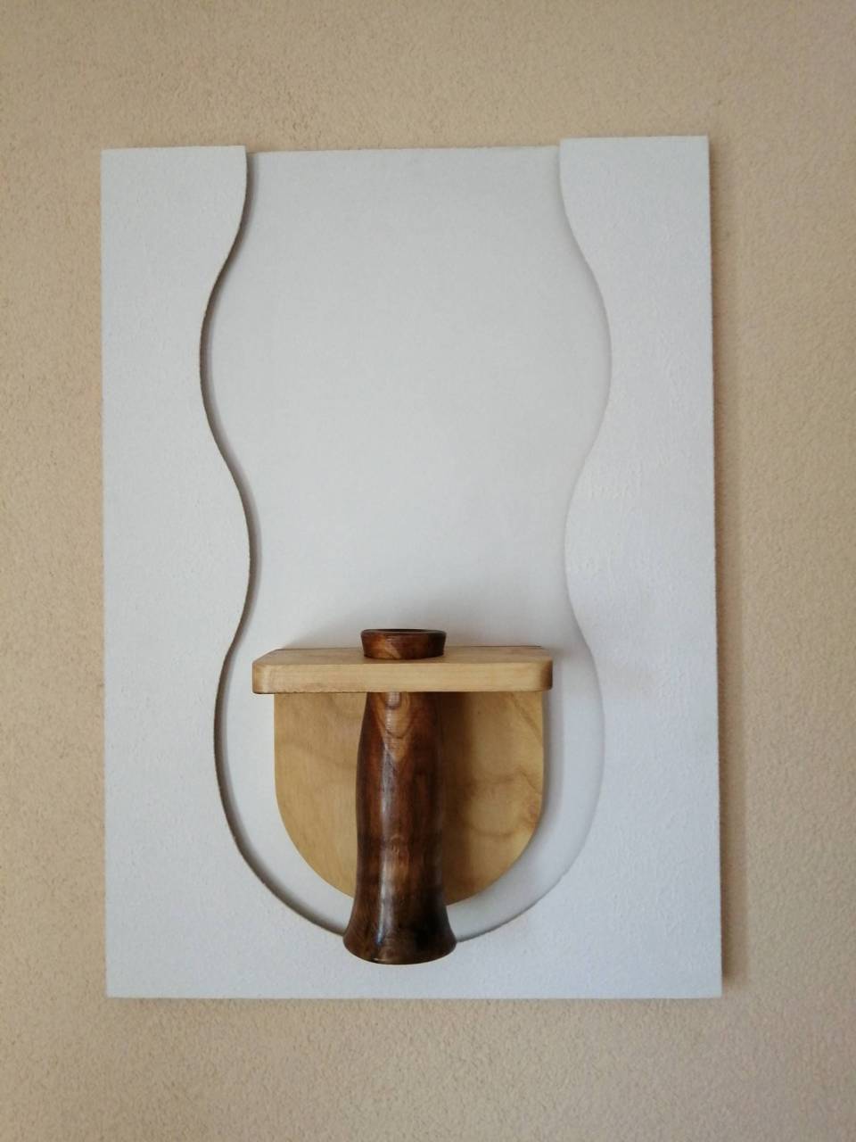 Drevená dekorácia na stenu s LED osvetlením a drevenou vázičkou.