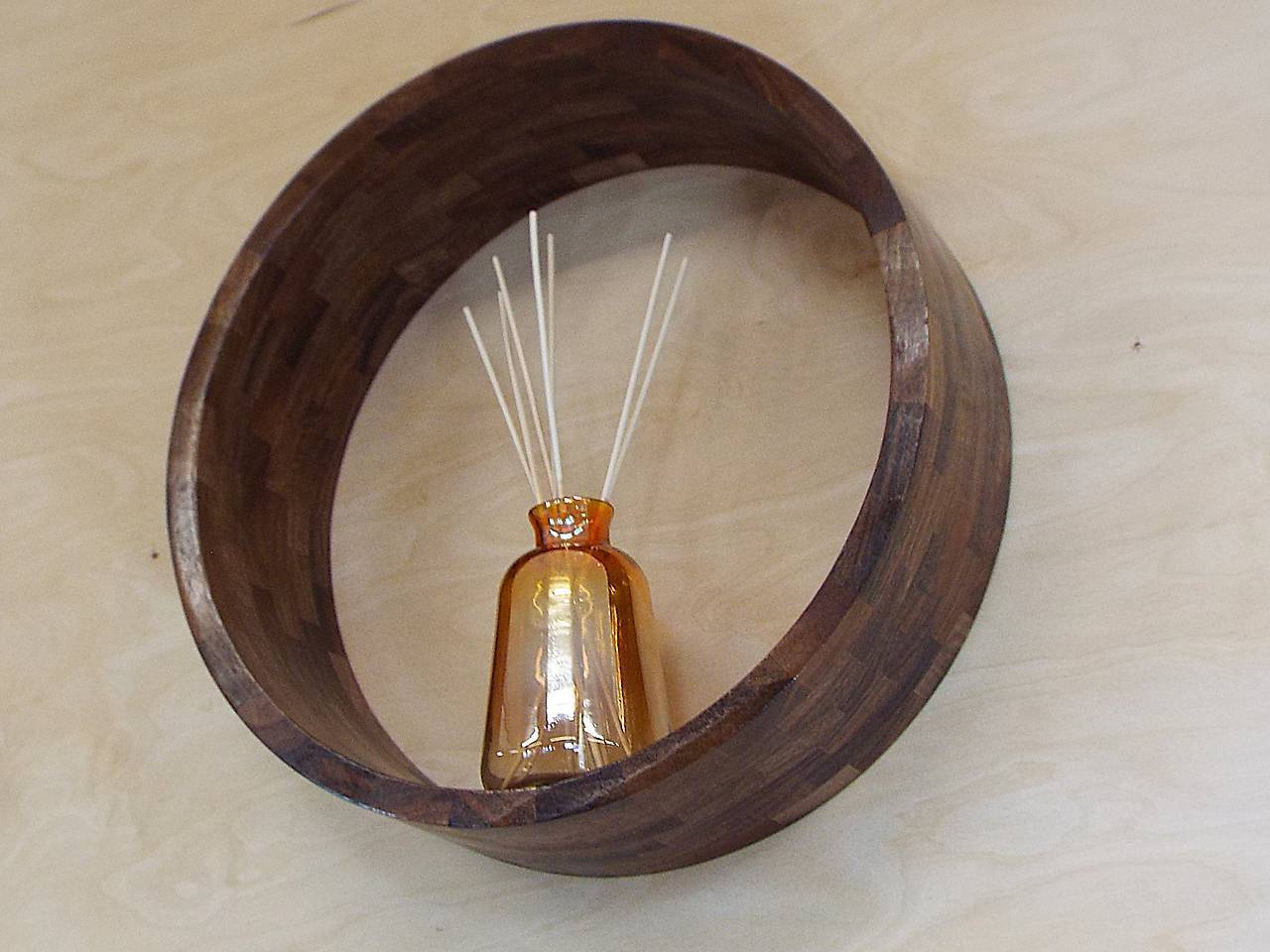 Drevená nástenná kruhová polička