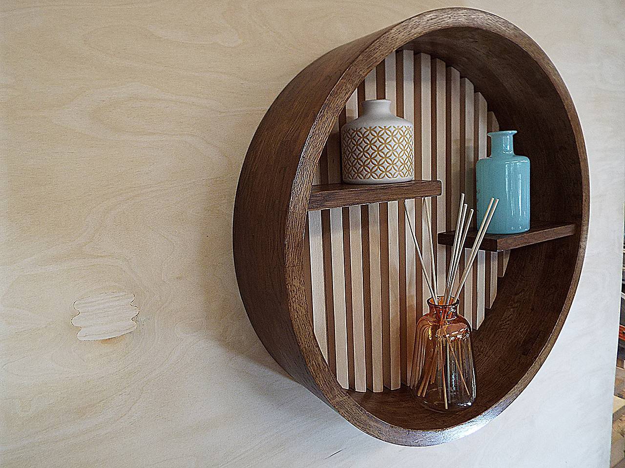 Drevená nástenná kruhová polička regál