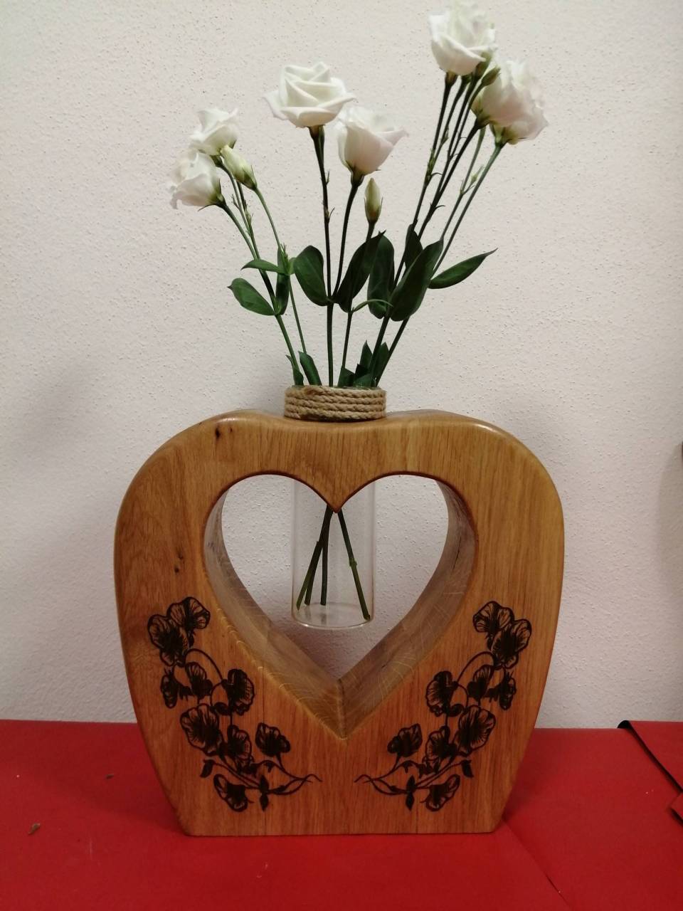 Dubový stojan na kvety z masívneho dreva so sklenenou vázičkou.