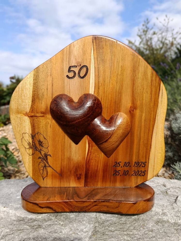 Dve spojené srdcia ako darček k zlatej svadbe.