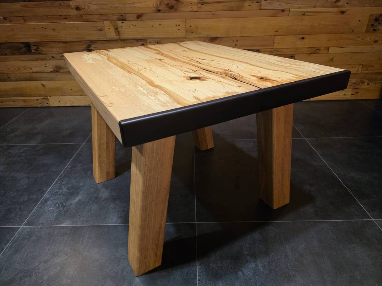 Konferenčný stolík.