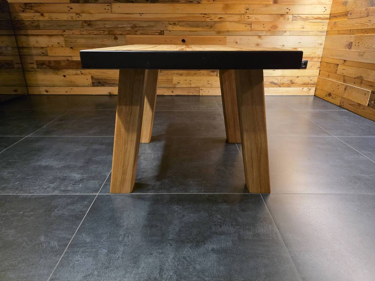 Konferenčný stolík.