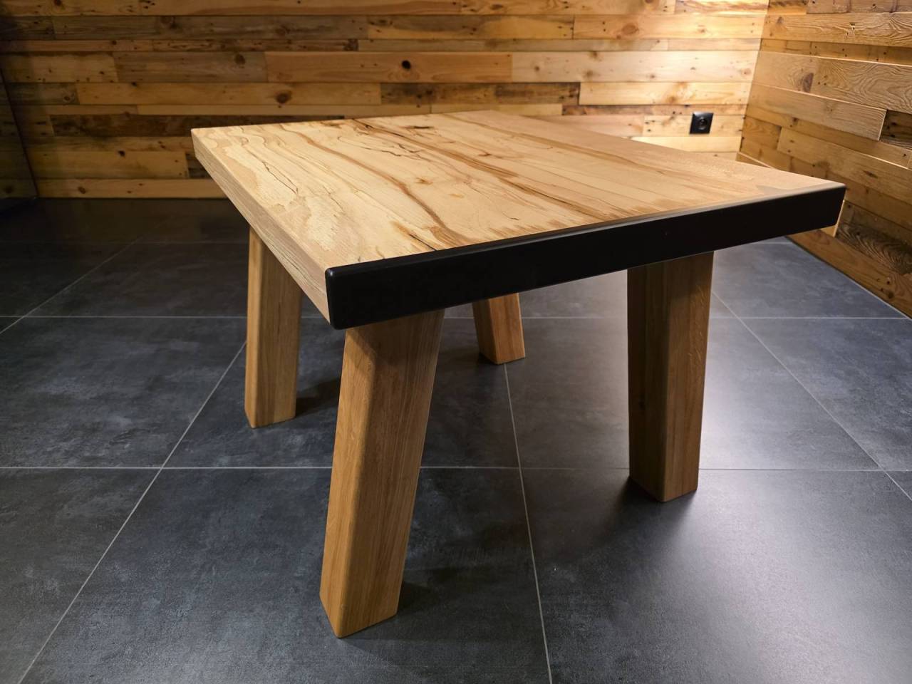 Konferenčný stolík.