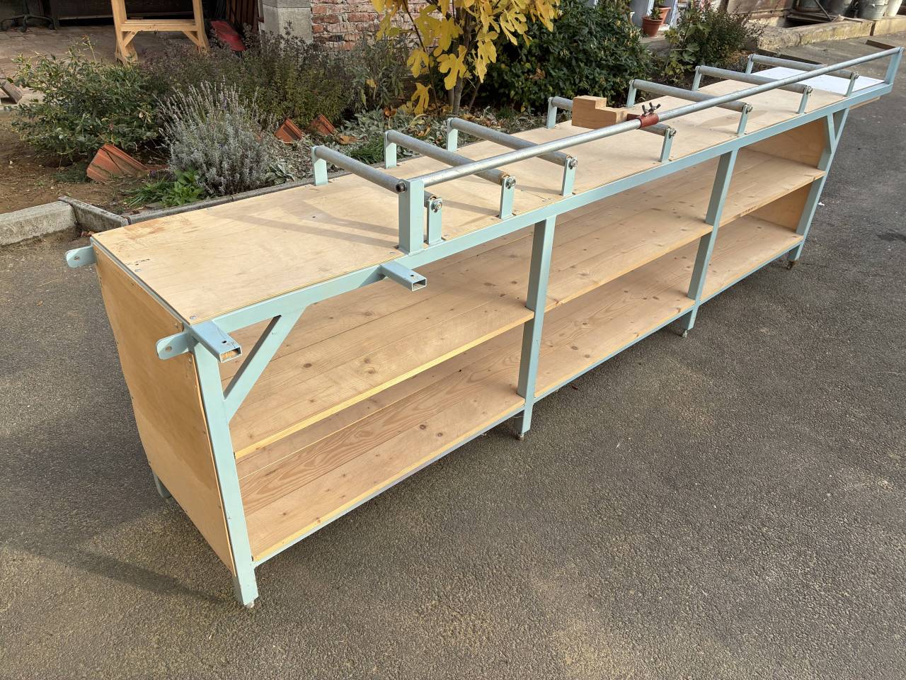 Kovový pracovný stôl