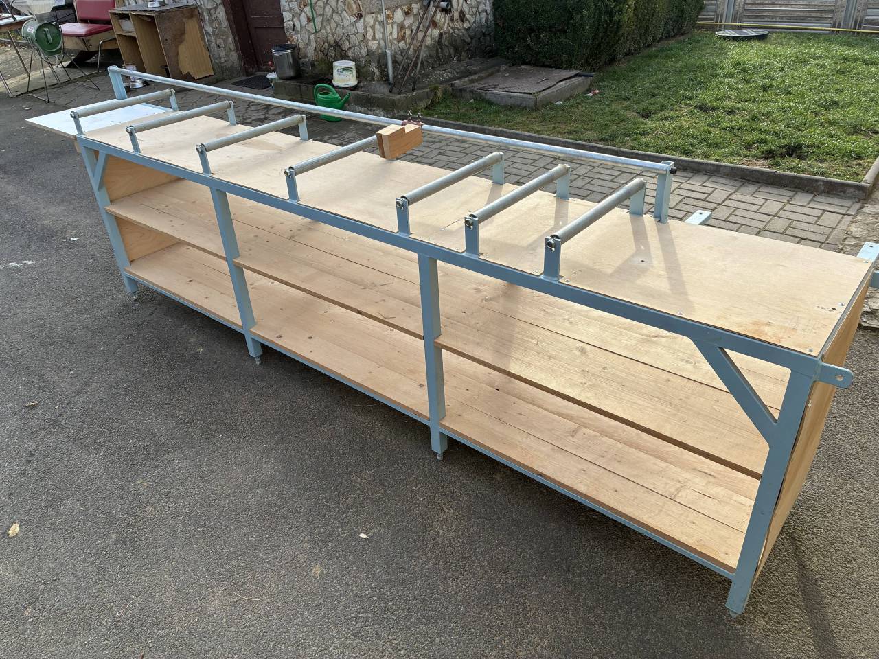 Kovový pracovný stôl