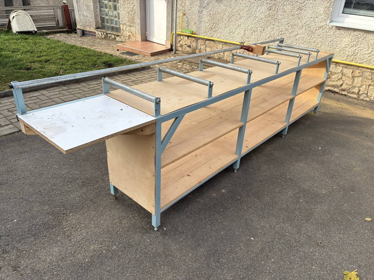 Kovový pracovný stôl