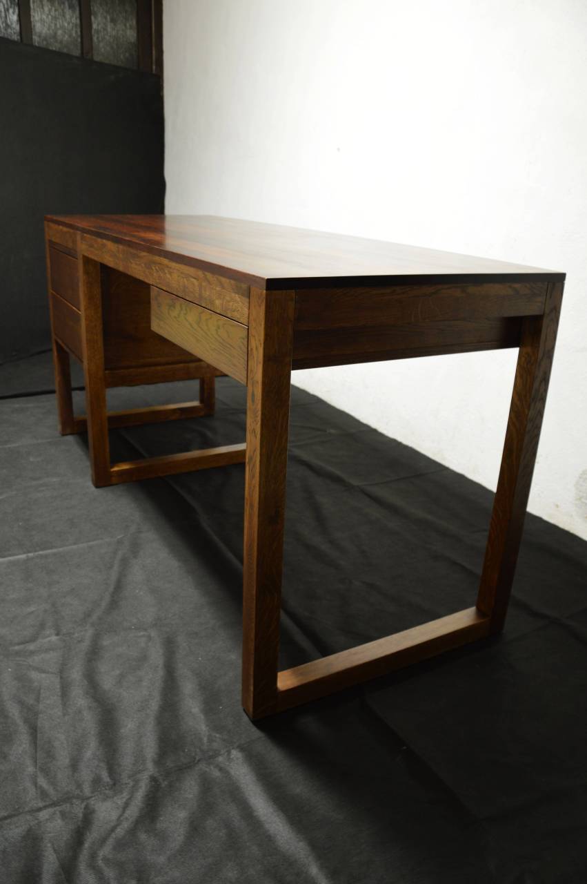 Dubový pracovný stôl