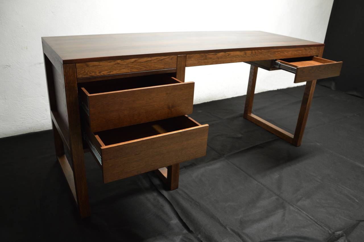 Dubový pracovný stôl