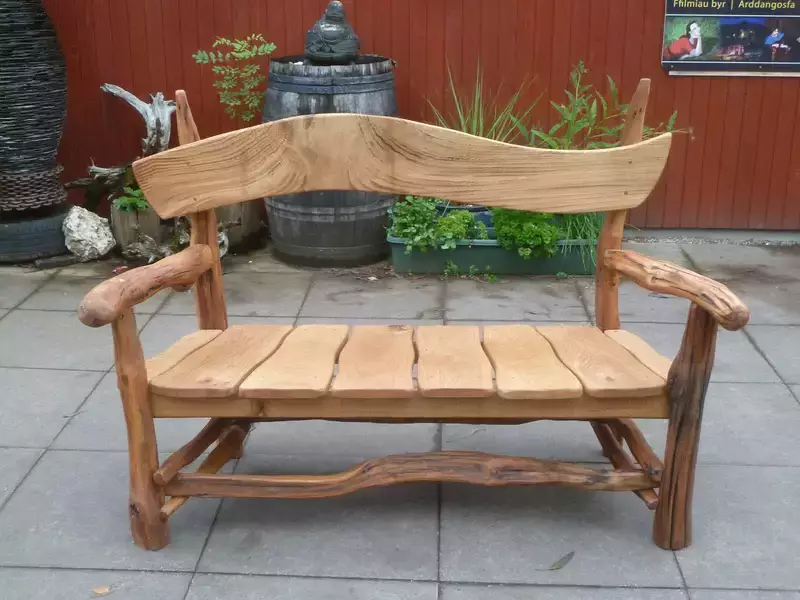 Záhradná lavička s menej opracovaného dreva
