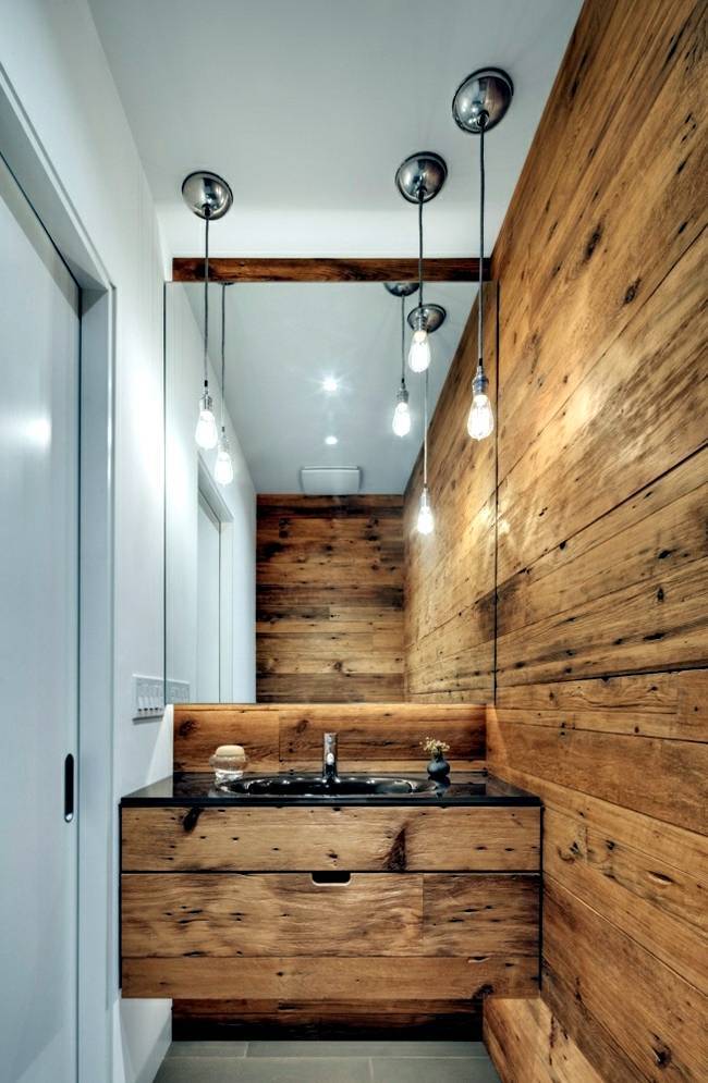 Kúpeľňa s drevenou stnou a skrinkou